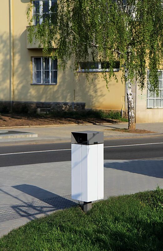 Abfallbehälter NANUK, quadratisch, mit Schutzdach, Korpus: Stahlblech, in RAL 9007 graualuminium und RAL 9010 reinweiß (zweifarbig auf Anfrage)