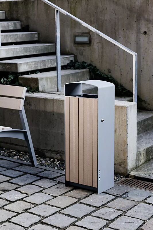 Abfallbehälter PRAX, Korpus: Resysta®-Belattung, lasiert in natur, Stahlteile in RAL 9007 graualuminium