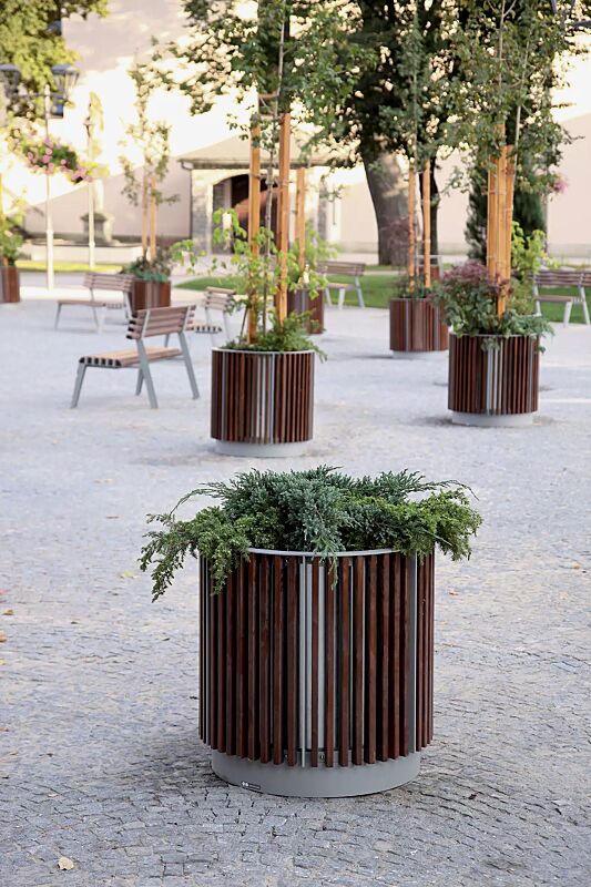 Pflanzbehälter FLORIUM, rund, mit Jatobaholzbelattung, Stahlteile in RAL 9006 weißaluminium