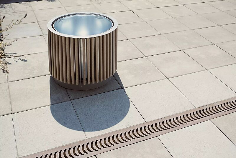 Pflanzbehälter FLORIUM, rund, mit Resysta®-Belattung, lasiert in natur, Stahlteile in RAL 9006 weißaluminium