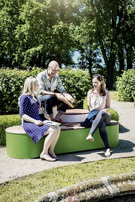 Sitzpodest URBAN ISLANDS, Kombination 2, mit Jatobaholzbelattung, Stahlteile in RAL 9006 weißaluminium und RAL 6010 grasgrün