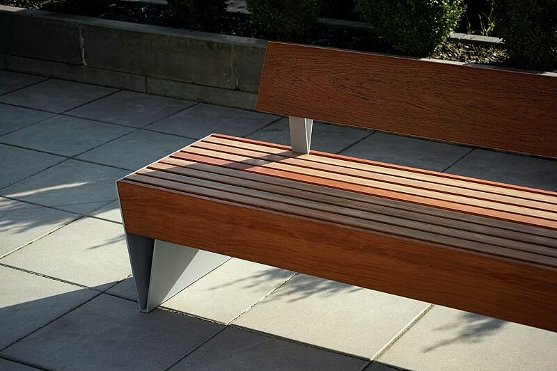 Sitzbank BLOCQ mit Rückenlehne, mit Jatobaholzbelattung, Stahlteile in RAL 9007 graualuminium