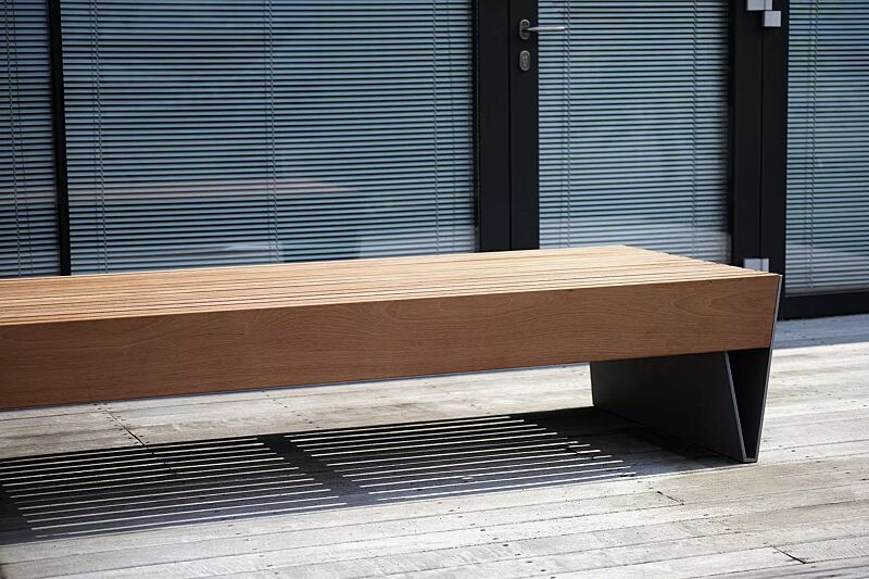 Sitzbank BLOCQ ohne Rückenlehne, Sitztiefe 780 mm, mit Jatobaholzbelattung, Stahlteile in RAL 9007 graualuminium