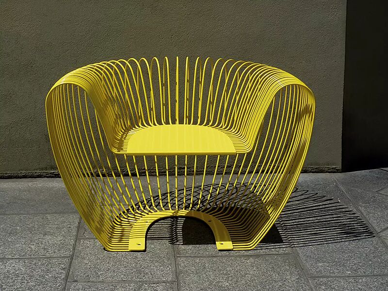 Sitz BUBBLE aus Edelstahl, zusätzlich lackiert in RAL 1018 zinkgelb