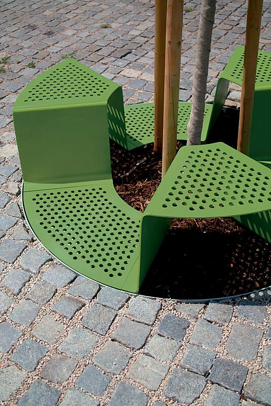 Baumschutzrost SINUS mit 3 Sitzen, Sitz ohne Kunststoffnoppen, in RAL 6010 grasgrün