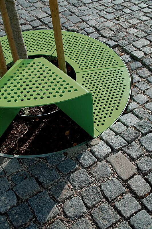 Baumschutzrost SINUS mit 1 Sitz, Sitz ohne Kunststoffnoppen, in RAL 6010 grasgrün