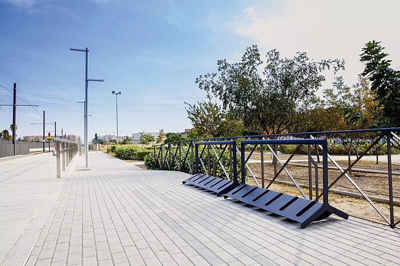 Fahrradständer VELO, doppelseitig, mit Griffstange, feuerverzinkt und pulverbeschichtet in DB 703 eisenglimmer, 6 Stellplätze