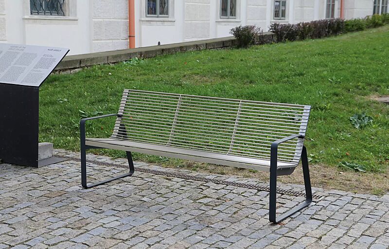 Sitzbank PREVA URBANA mit Rückelehne und Armlehnen, Stahlteile in RAL 7016 anthrazitgrau