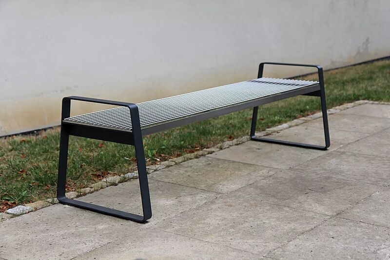 Sitzbank PREVA URBANA ohne Rückenlehne und mit Armlehnen, mit Auflage aus Edelstahl, Stahlteile in RAL 7016 anthrazitgrau