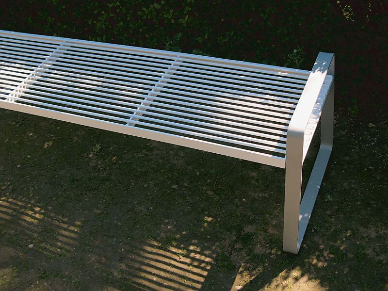 Sitzbank PREVA URBANA ohne Rückenlehne, in RAL 9006 weißaluminium