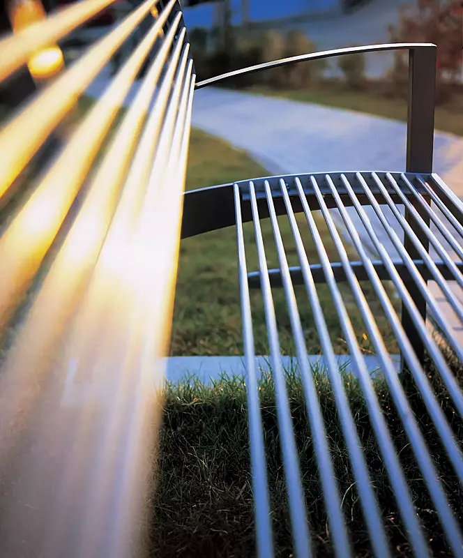 Sitzkbank VERA mit Rückenlehne und Armlehnen, mit Edelstahl-Rundstahlauflage, Stahlteile in DB 703 eisenglimmer