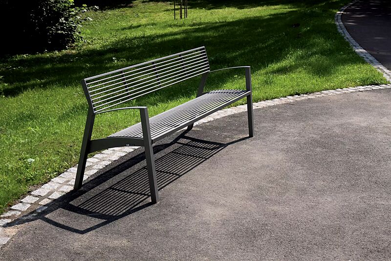 Sitzbank VERA mit Rückenlehne und Armlehnen, in RAL 9007 graualuminium