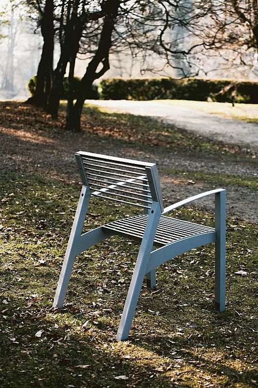 Sitz VERA mit Rückenlehne und Armlehnen, Rundstahlauflage in RAL 9007 graualuminium, Stahlteile in RAL 9006 weißaluminium (zweifarbig auf Anfrage)