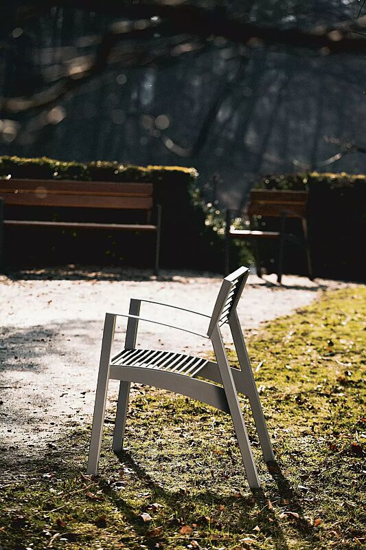 Sitz VERA mit Rückenlehne und Armlehnen, Rundstahlauflage in RAL 9007 graualuminium, Stahlteile in RAL 9006 weißaluminium (zweifarbig auf Anfrage)