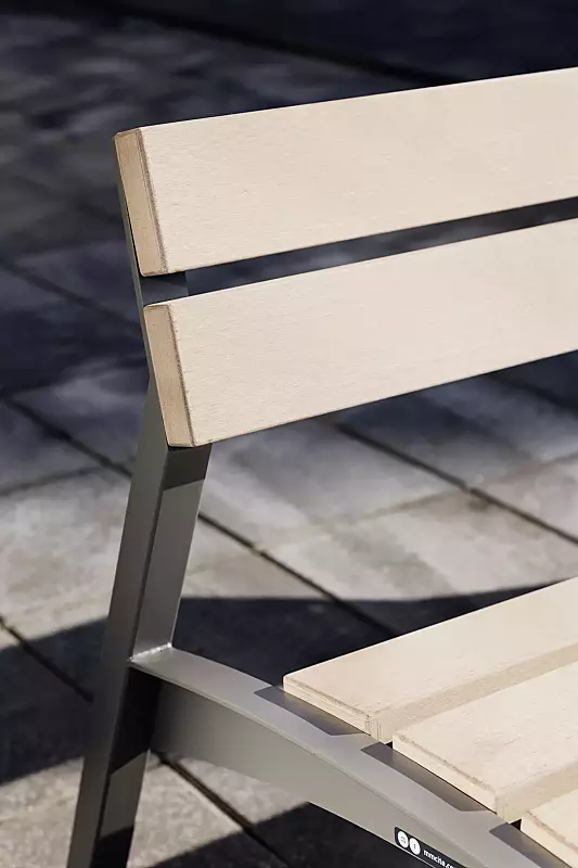 Detail: Resysta®-Belattung, lasiert in natur