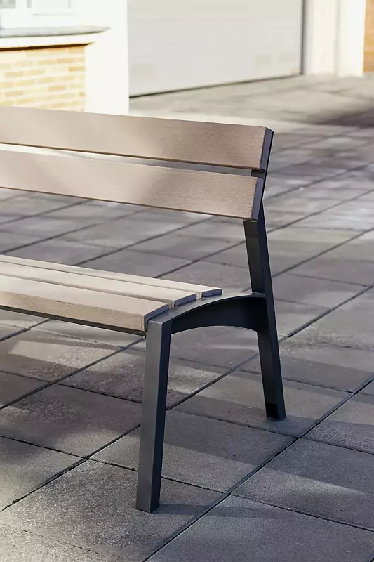 Sitzbank VERA mit Rückenlehne, mit Resysta®-Belattung, lasiert in natur, Stahlteile in RAL 9007 graualuminium