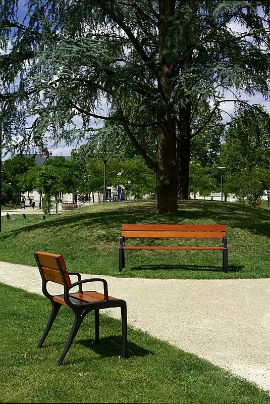 Sitz und Sitzbank BASIC mit Rückenlehne und Armlehnen, mit Doukaholzbelattung, Stahlteile in RAL 9005 tiefschwarz