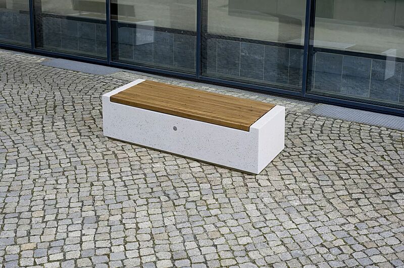 Sitzbank DEMETRA ohne Rückenlehne aus Beton gestockt, mit Okouméholzbelattung, in Granitoptik weiß