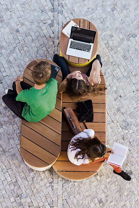 Sitzpodest URBAN ISLANDS, Kombination 1, mit Jatobaholzbelattung, Stahlteile in RAL 1012 zitronengelb, RAL 9006 weißaluminium und RAL 9007 graualuminium