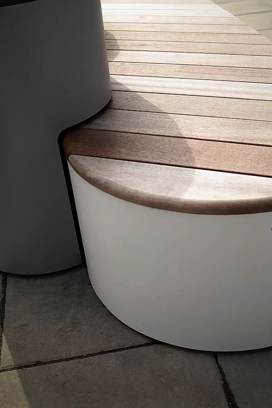 Sitzpodest URBAN ISLANDS, Kombination 1, mit Jatobaholzbelattung, Stahlteile in RAL 9006 weißaluminium und RAL 9007 graualuminium