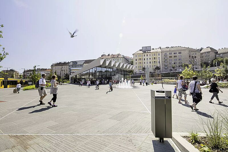 Abfallbehälter NANUK mit Schutzdach und Ascher, Korpus: Edelstahlblech, Stahlteile in RAL 9007 graualuminium