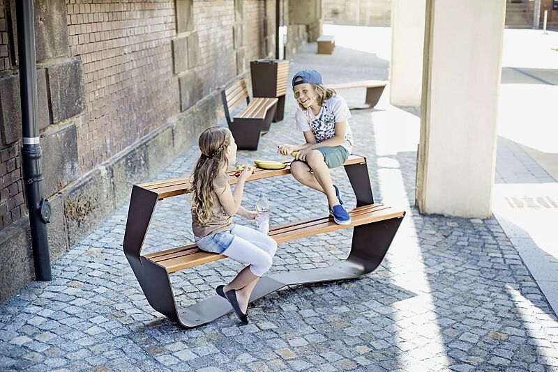 Kollektion KARMA bestehend aus Tisch, Sitzbank und Abfallbehälter