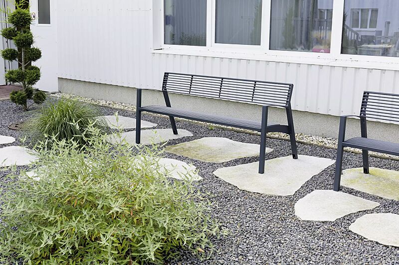 Sitzbank VERA mit Rückenlehne und Armlehnen, in RAL 7016 anthrazitgrau