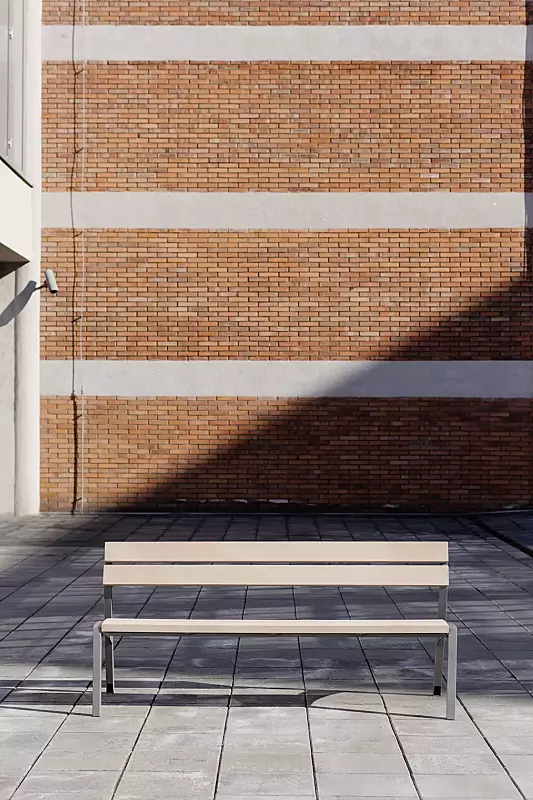 Sitzbank VERA mit Rückenlehne, mit Resysta®-Belattung, lasiert in natur, Stahlteile in RAL 9007 graualuminium