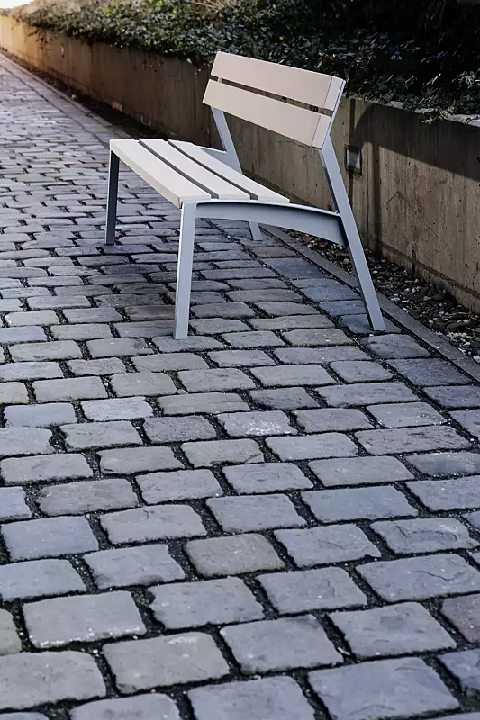 Sitzbank VERA mit Rückenlehne, mit Resysta®-Belattung, lasiert in natur, Stahlteile in RAL 9007 graualuminium