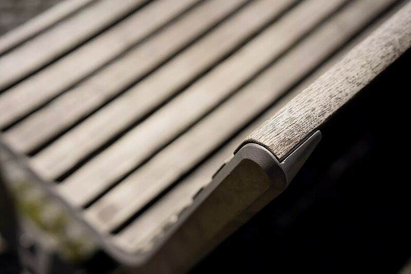 Detail: Robinienholzbelattung