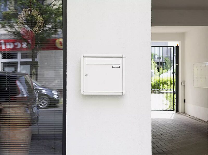 Aufputzanlage NIZZA NEW mit 1 Briefkasten, in RAL 9016 verkehrsweiß