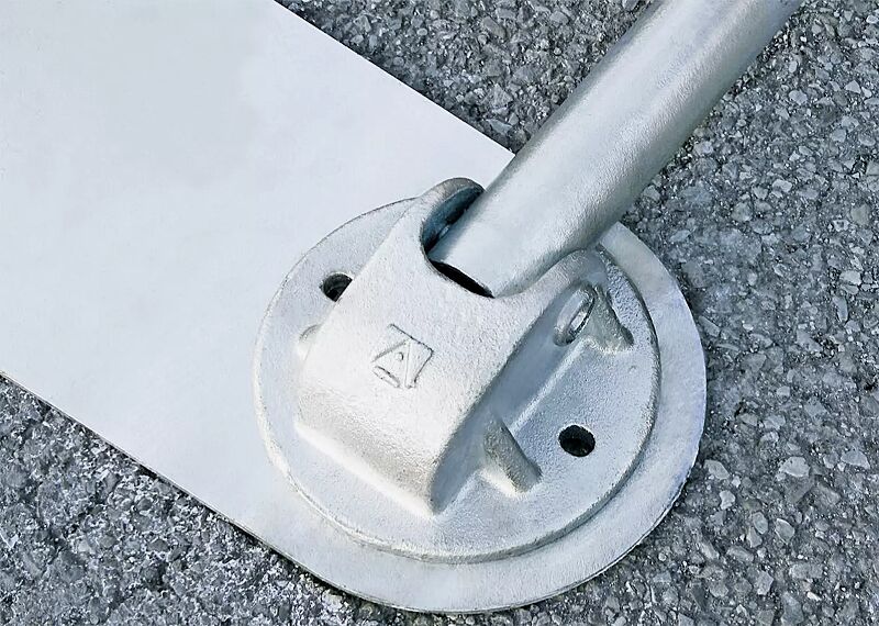 Detail: Fußplatte mit Bodenplatte