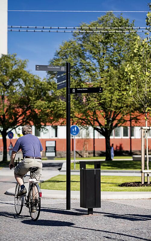 Abfallbehälter NANUK, quadratisch, mit Schutzdach, Korpus: Stahlblech, in RAL 7022 umbragrau