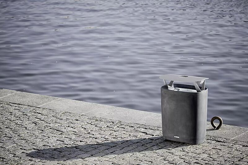 Abfallbehälter BETTER mit Schutzdach und Ascher, Behälter in dunkelgrau, Schutzdach in RAL 9006 weißaluminium