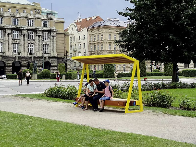 Sitzbank WOODY Solar mit Jatobaholzbelattung, Stahlteile in RAL 1023 verkehrsgelb