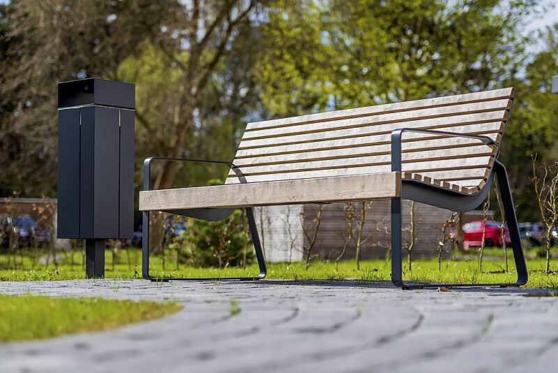 Sitzbank PREVA URBANA mit Rückenlehne und Armlehnen, mit Robinienholzbelattung, Stahlteile in RAL 7016 anthrazitgrau und Abfallbehälter NANUK