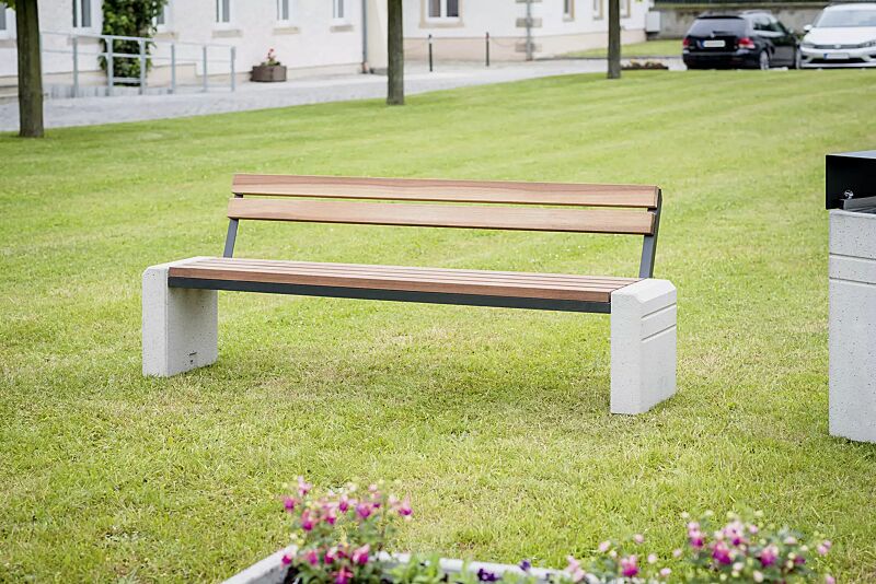 Sitzbank BRNO mit Rückenlehne, Stahlteile in RAL 7021 schwarzgrau, Beton sandgestrahlt