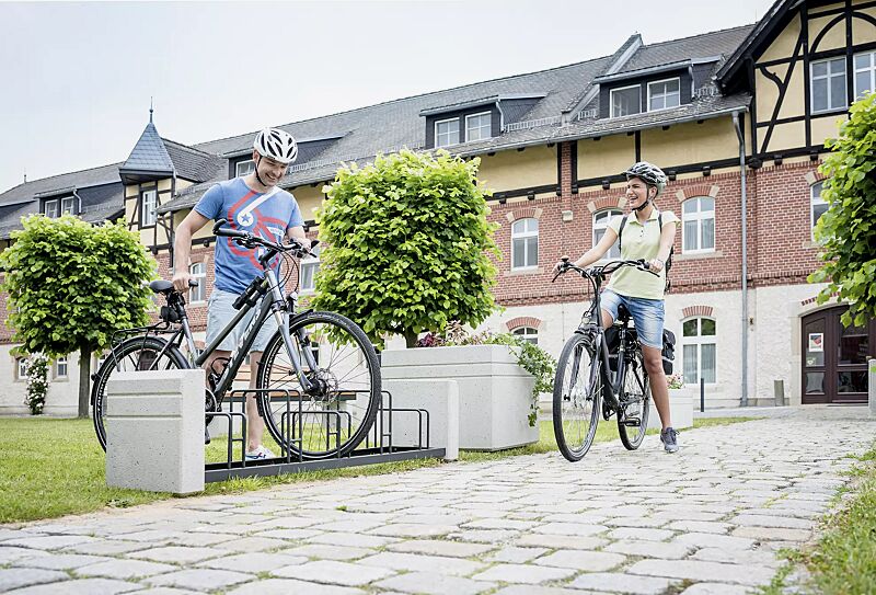 Fahrradständer BRNO, Stahlteile in RAL 7021 schwarzgrau, Beton sandgestrahlt sowie Pflanzbehälter BRNO