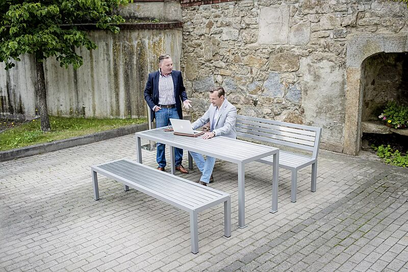 Tisch LIGURIA mit Edelstahlauflage und Sitzbank LIGURIA mit und ohne Rückenlehne, Stahlteile in RAL 9007 graualuminium, zum freien Aufstellen