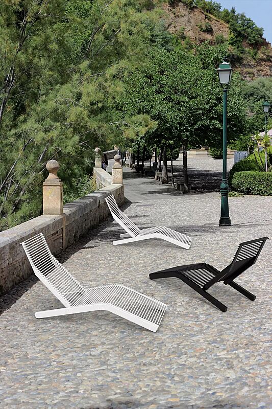 Liegebank RIVAGE zum freien Aufstellen, mit Rundstahlauflage in RAL 9010 reinweiß und RAL 7016 anthrazitgrau