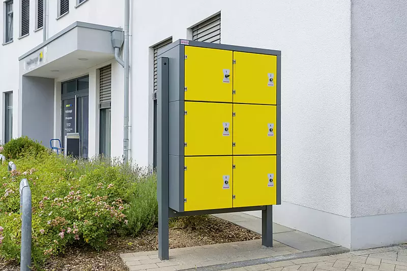 Schließfachanlage SECURE, 6 Fächer mit Elektroinstallation, Türschließung mittels Münzpfandschloss, Stahlkonstruktion in RAL 7012 basaltgrau und RAL 1018 zinkgelb6er-Schließfachanlage SECURE, Stahlkonstruktion verzinkt und pulverbeschichtet, inkl. Unte...