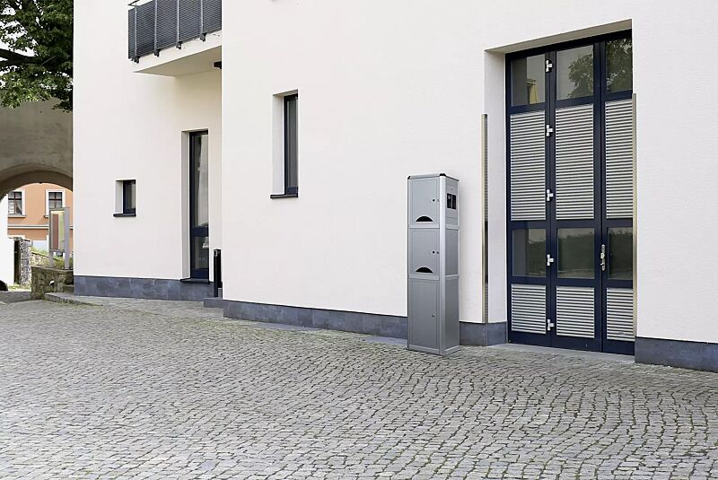 Ladesäule CORVI, 2 kleine Schließfächer, integrierte Steuerzentale mit Zugangsautorisierung PIN-Code