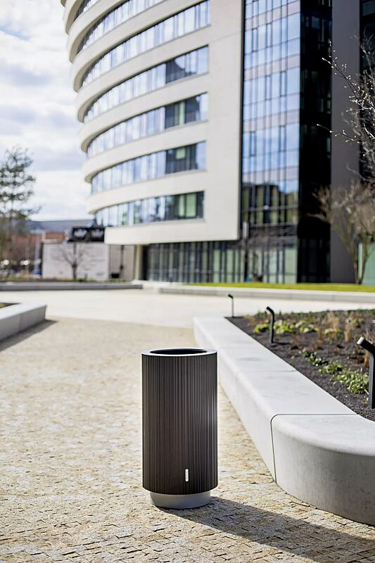 Abfallbehälter QUINBIN, rund, Korpus: Aluminiumprofile in RAL 8002 signalbraun, Stahlteile in RAL 9006 weißaluminium