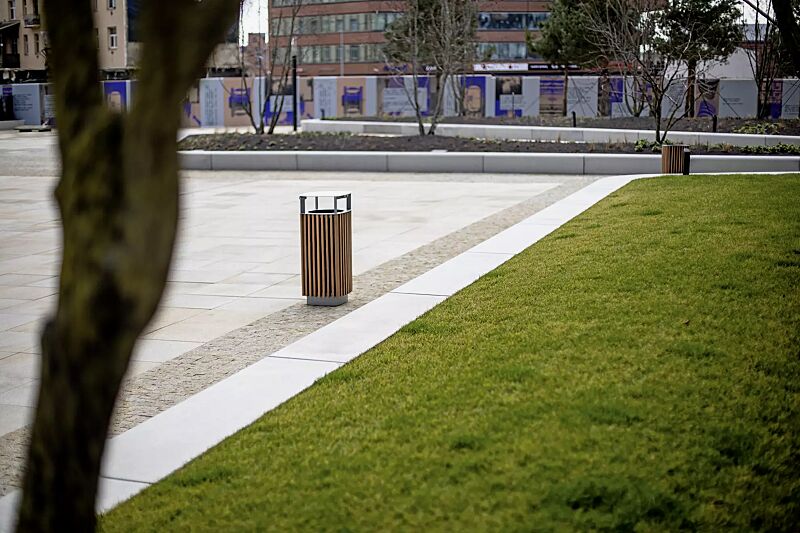 Abfallbehälter QUINBIN, quadratisch abgerundet, mit Schutzdach, Korpus: Jatobaholzbelattung, Stahlteile in RAL 9007 graualuminium