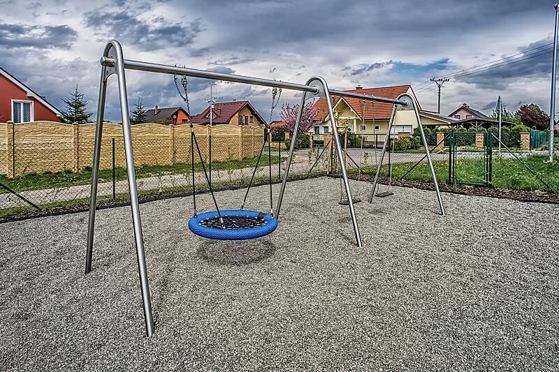 Zweifachschaukel JAQUE mit 2 Standard-Sicherheitsschaukelsitzen und 1 Nestschaukel