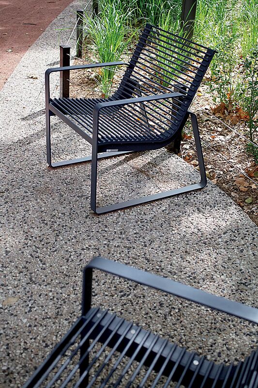 Sitz PREVA URBANA mit Rückenlehne und Armlehnen, in RAL 7016 anthrazitgrau