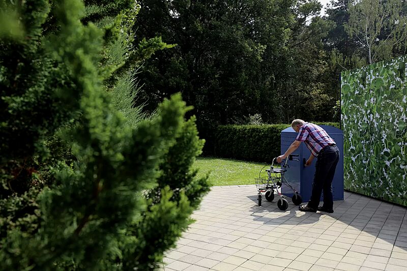 Rollatorgarage LEXINGTON NEW, Grundeinheit mit Bogendach, Türanschlag DIN rechts, Stahlkonstruktion in RAL 5000 violettblau