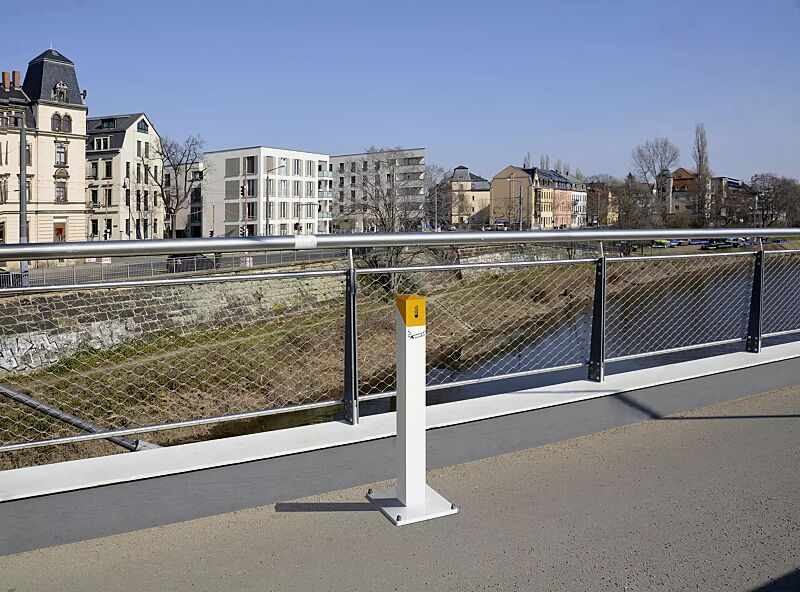Standascher RIO, quadratisch, Korpus in RAL 9016 verkehrsweiß, Kopfteil in RAL 1023 verkehrsgelb