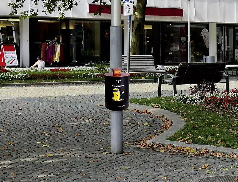 Batteriesammler OSHAWA, Korpus in schwarz matt, Deckel in RAL 3002 karminrot