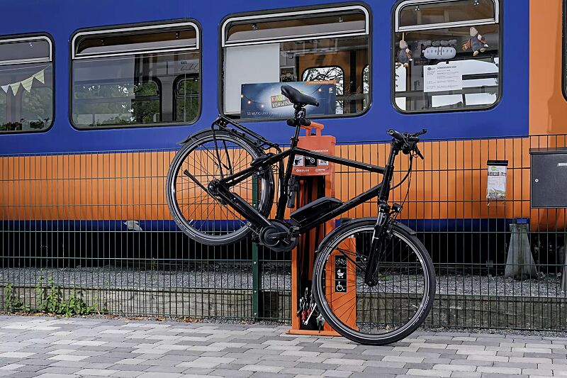 Servicestation ASSIST, Modell "BASIC", pulverbeschichtet in RAL 2003 pastellorange